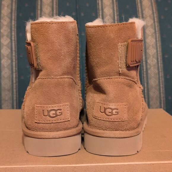 UGG Mini Bailey Logo Strap size Women's 5/Kids 3.5 Low Rise Boots, NEW in Box - Picture 4 of 9